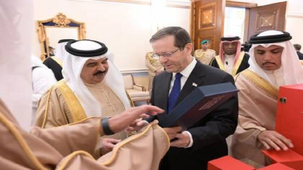 هدية يهودية خاصة للعاهل البحريني من الرئيس الإسرائيلي (صورة)