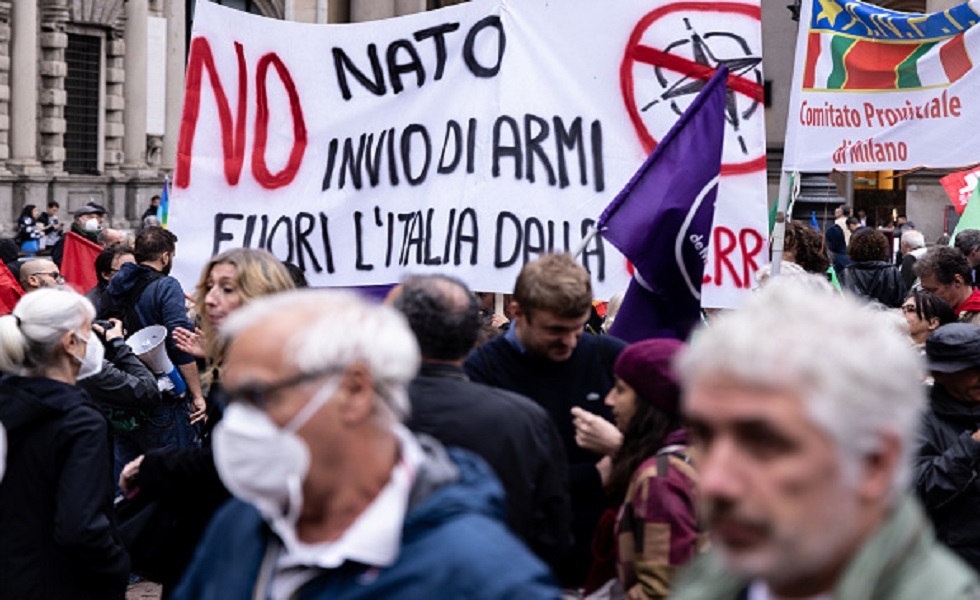 احتجاجات في ميلانو على إرسال الأسلحة لكييف والعقوبات ضد روسيا