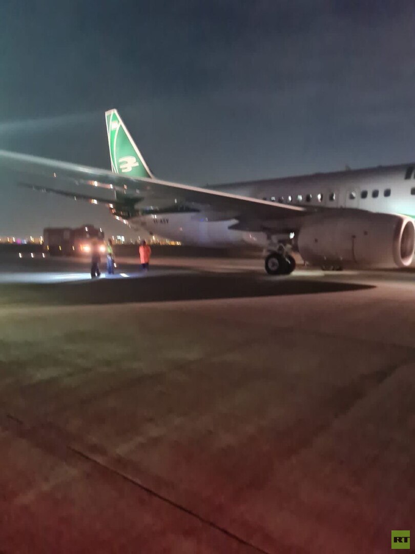 كانت متوجهة للسعودية.. انفجار إطار طائرة في مطار بغداد ومصدر يكشف لـRT تفاصيل الحادثة (صور + فيديو)
