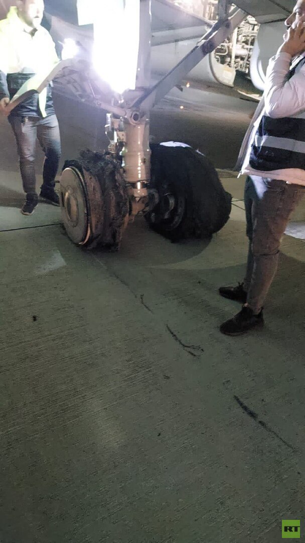 كانت متوجهة للسعودية.. انفجار إطار طائرة في مطار بغداد ومصدر يكشف لـRT تفاصيل الحادثة (صور + فيديو)