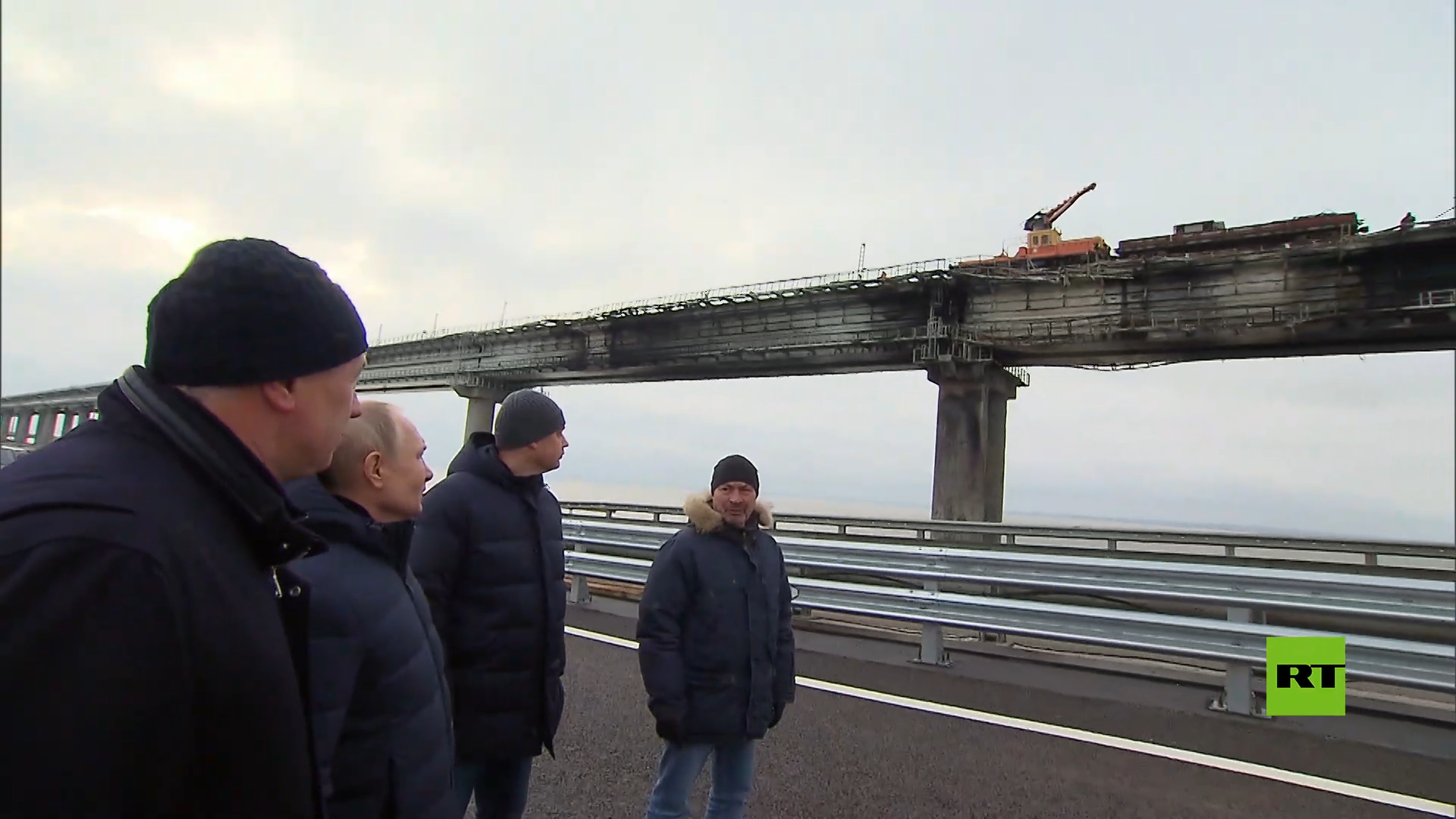 بوتين يطلع على سير عملية ترميم جسر القرم