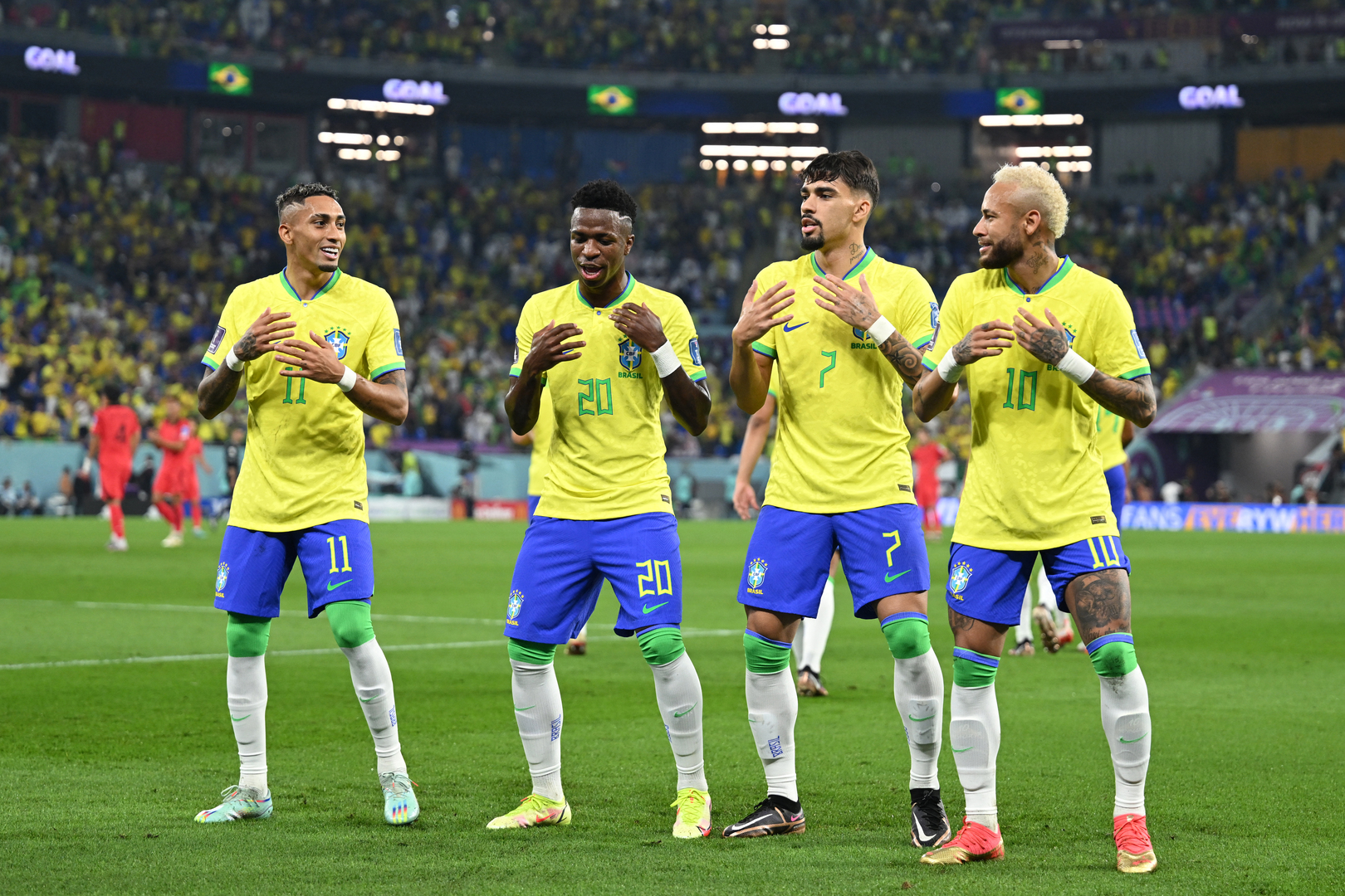 مهاجمة لاعبي المنتخب البرازيلي بسبب 