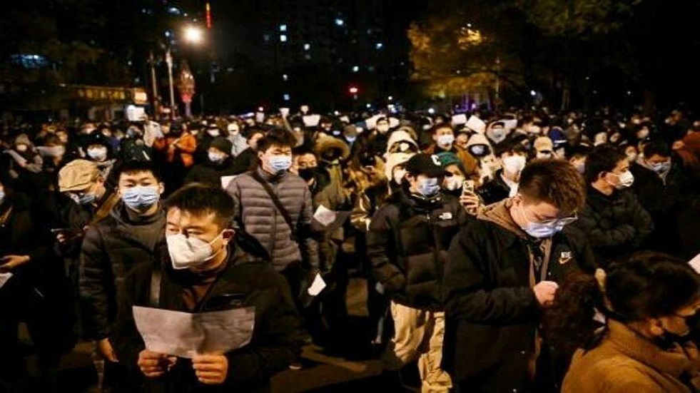 طلاب صينيون يتظاهرون احتجاجا على فرض إغلاق جامعتهم ضمن قيود كورونا
