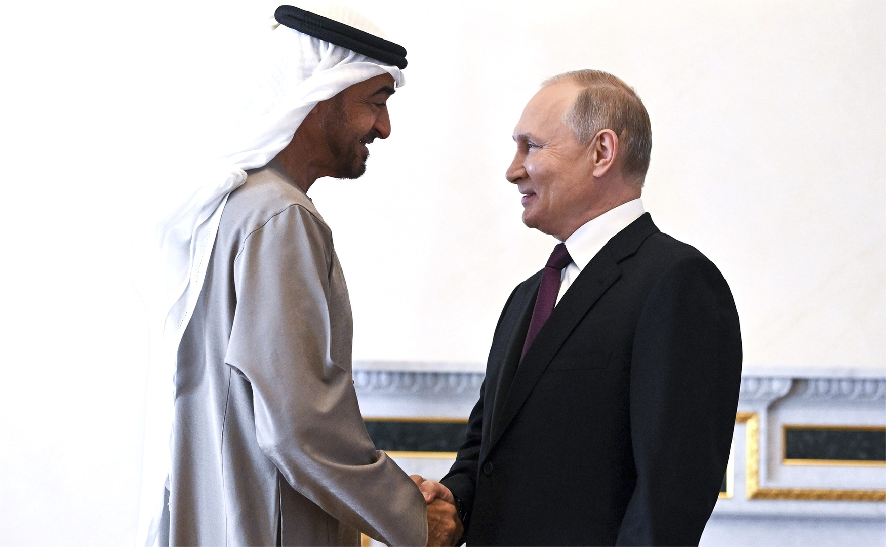 في مكالمة هاتفية.. الرئيس الروسي يبحث مع نظيره الإماراتي موضوع سقف أسعار النفط