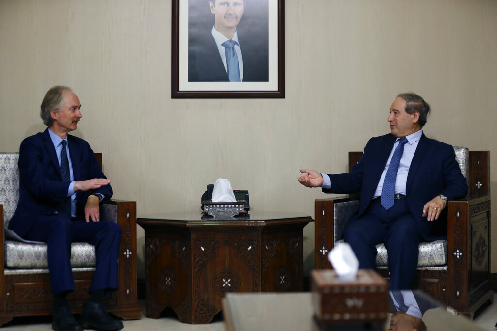 وزير الخارجية السوري فيصل المقداد والمبعوث الخاص للأمين العام للأمم المتحدة إلى سوريا غير بيدرسون، أرشيف