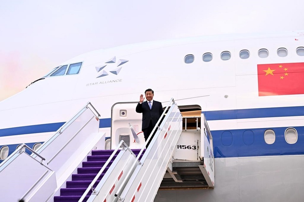 استقبال الرئيس الصيني لدى وصوله  لمطار الملك خالد الدولي في السعودية (فيديو)