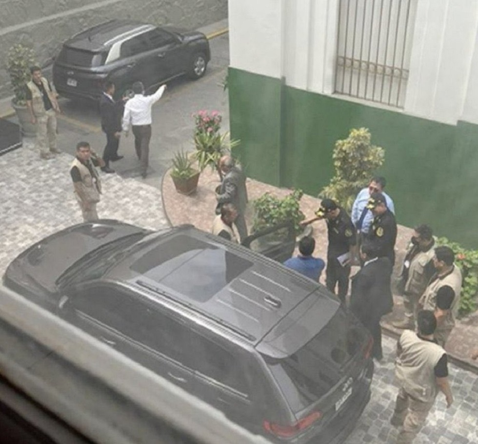 صور وفيديوهات متداولة للحظة اعتقال رئيس بيرو