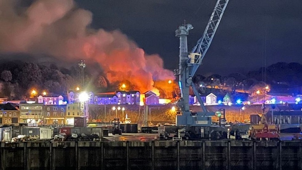 مقتل 3 أشخاص وفقدان آخرين في انفجار وحريق بجزيرة جيرزي البريطانية (فيديو)