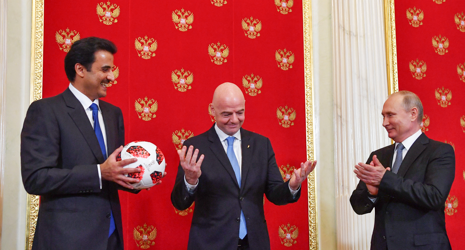عرض الكرة التي قدمها بوتين لأمير قطر في المتحف الأولمبي والرياضي بالدوحة