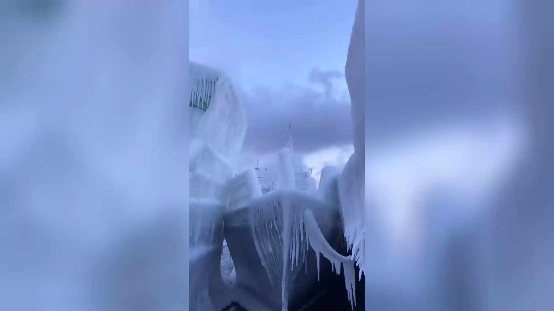 بالفيديو.. سفن تتجمد في مكانها بعد عاصفة ثلجية في بحيرة بايكال