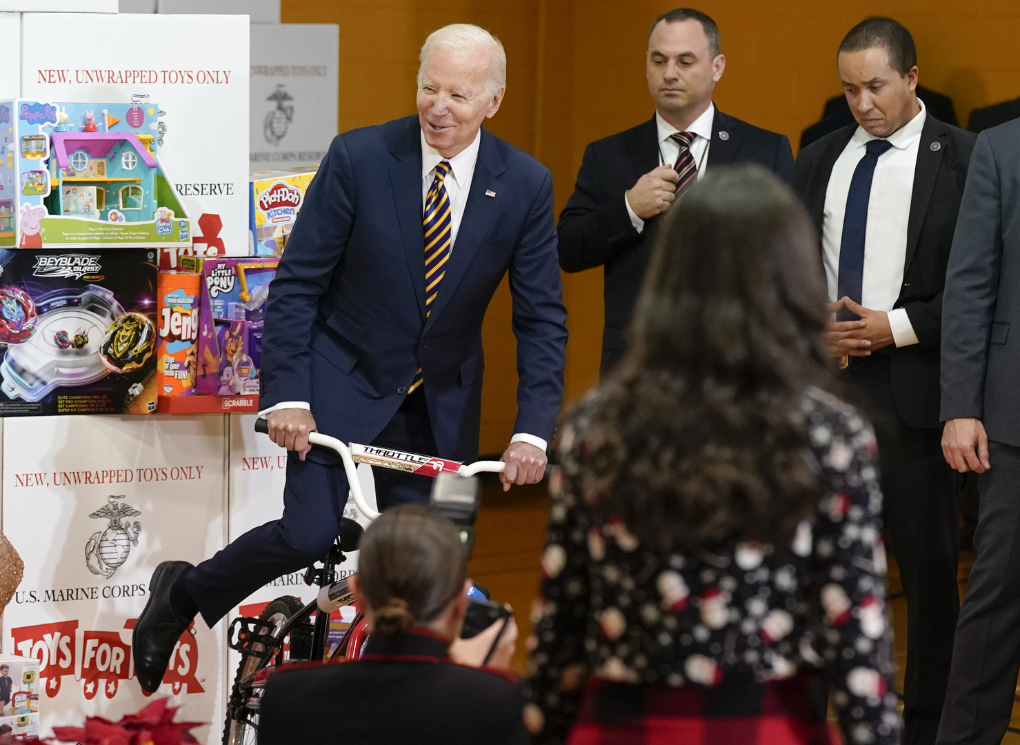 بايدن يثير الجدل مجددا بتصرفاته وتصريحاته خلال حفل خيري: أريد أن أركب دراجة أطفال! (فيديو)