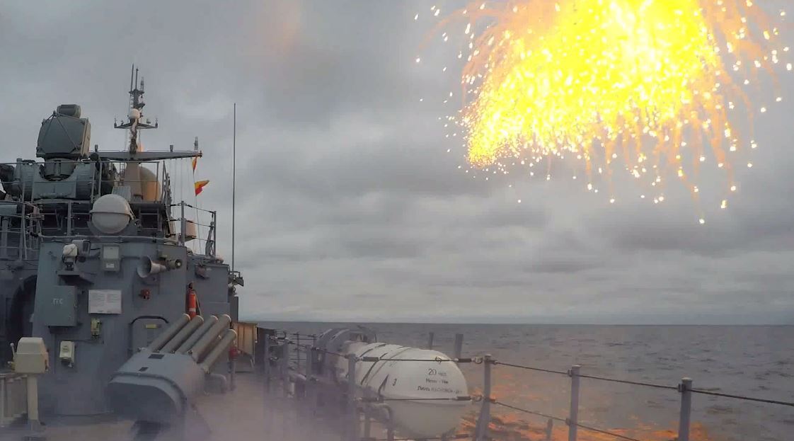 سفينة الصواريخ من أسطول البلطيق تقصف أهدافا لعدو وهمي