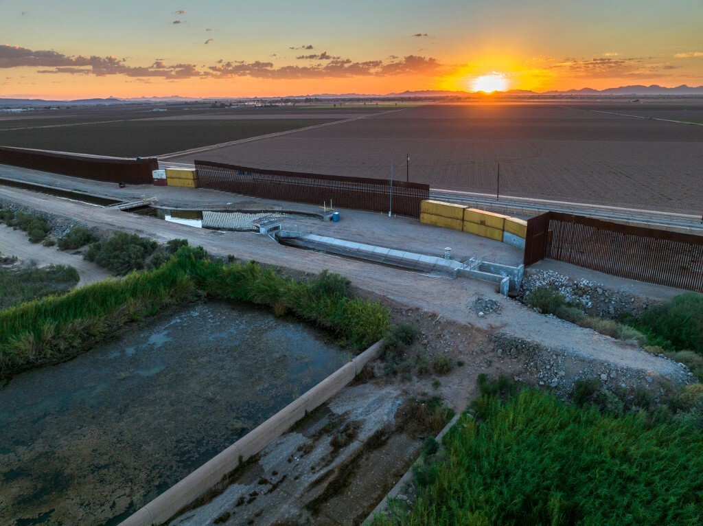 الحكومة الأمريكية تقاضي حاكم ولاية أريزونا