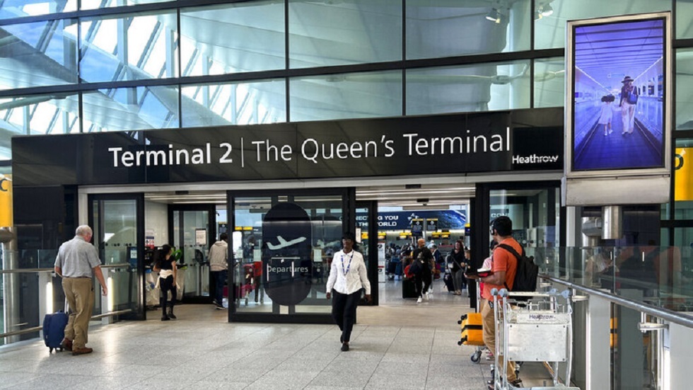 بريطانيا.. تخفيف القواعد الخاصة بالسوائل وأجهزة الكمبيوتر المحمولة في مطارات المملكة
