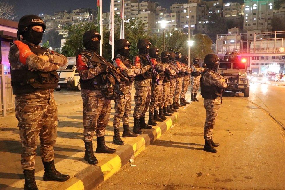 الأمن العام الأردني يعتقل 44 شخصا شاركوا في أعمال شغب ويكثف انتشاره في محافظات المملكة (صور)
