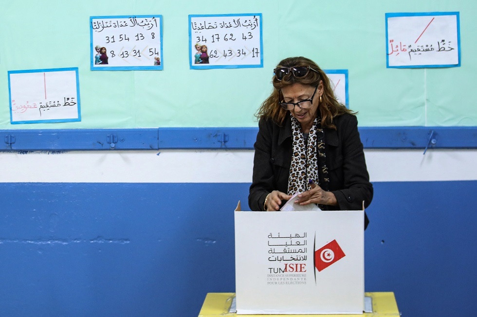 مراكز الاقتراع في تونس تغلق أبوابها في ظل إقبال ضعيف على التصويت