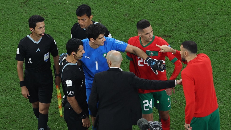 لاعبو المغرب يهاجمون القطري الجاسم حكم مباراة كرواتيا (فيديو)