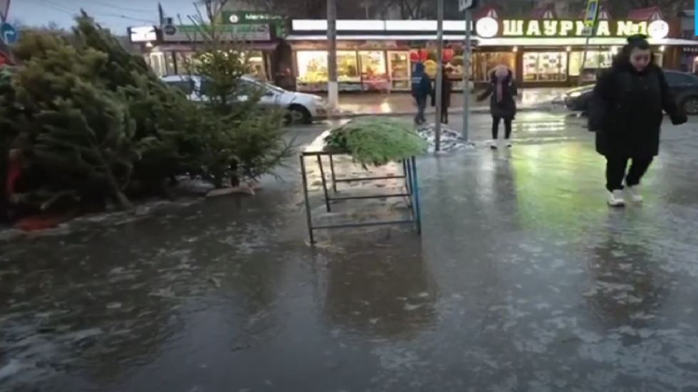 شوارع مدينة سمارا الروسية تتحول إلى حلبات تزلج بسبب الصقيع