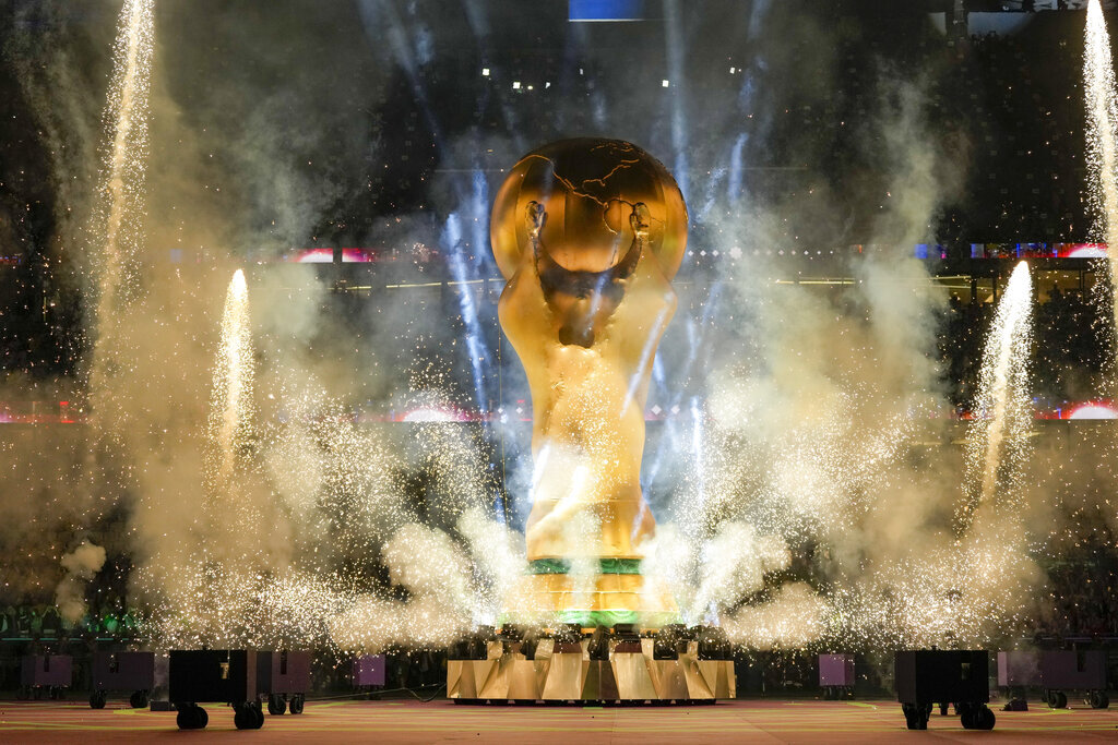 الملك سلمان يهنئ أمير قطر بنجاح تنظيم كأس العالم 2022