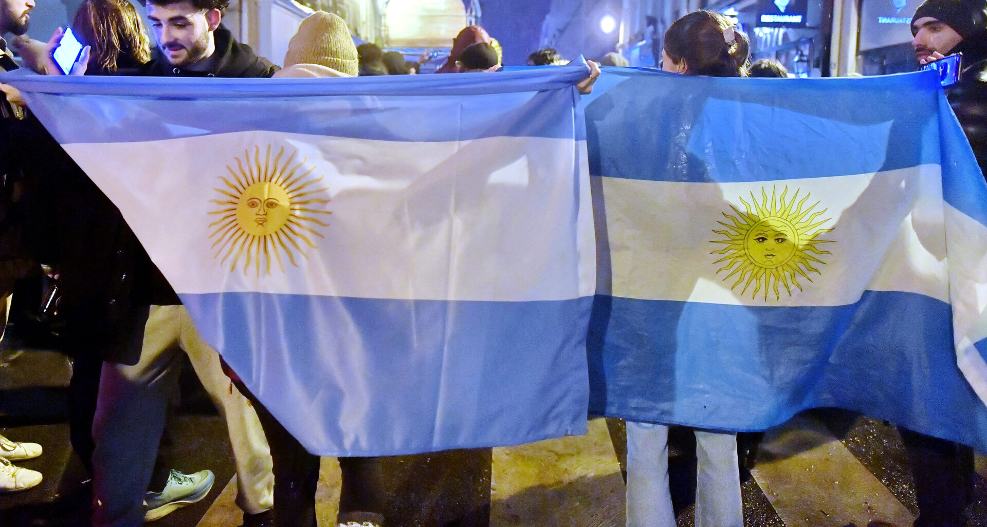 فيديو يوثق وفاة مشجع أرجنتيني بطريقة مأساوية