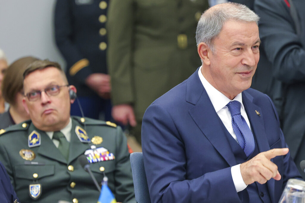 وزير الدفاع التركي يطالب واشنطن بقطع علاقاتها مع 