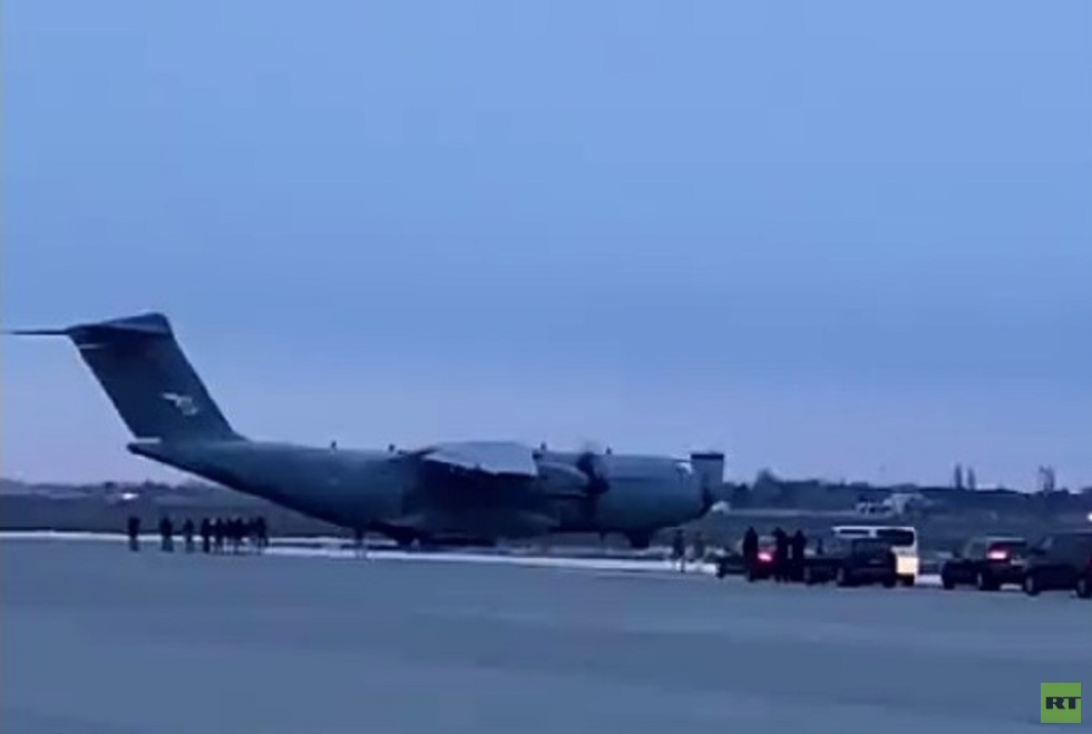 الدفاع التركية تعلن عودة طائرتين عسكريتين كانتا عالقتين في كييف منذ 10 أشهر (فيديو)