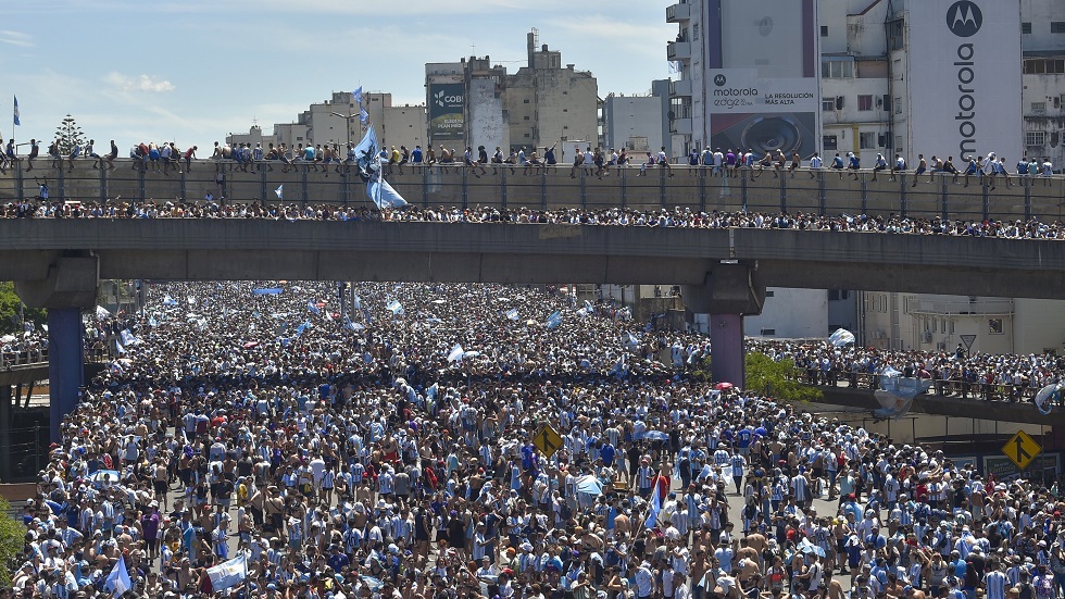 شاهد.. مشجعان يقفزان من الجسر على حافلة منتخب الأرجنتين المكشوفة!   