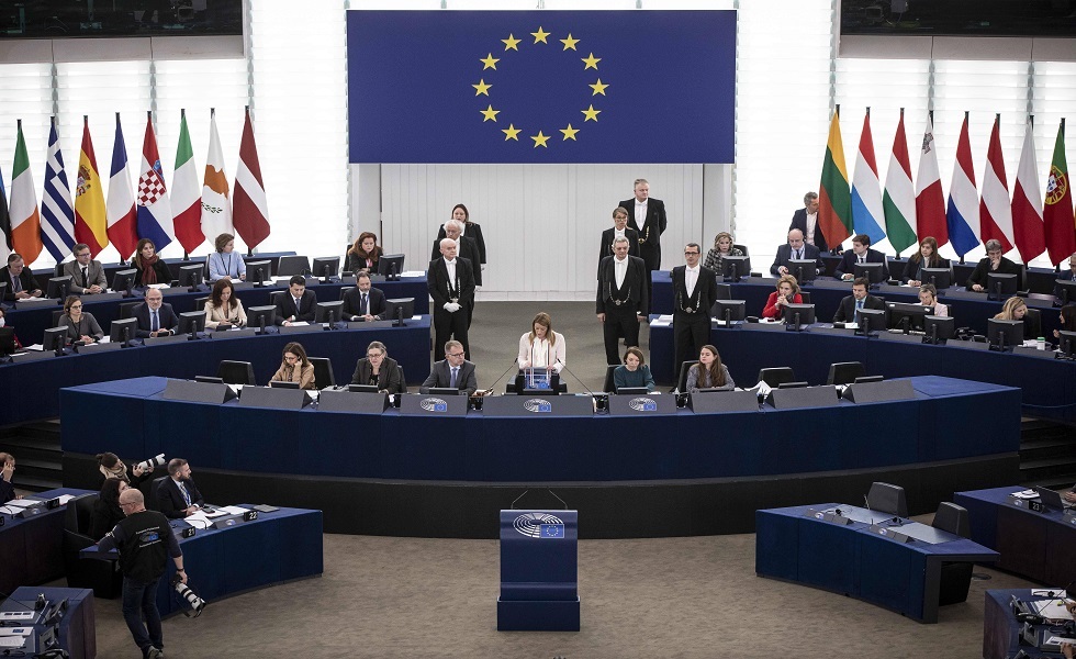 رئيس دولة أوروبية يدعو إلى حل البرلمان الأوروبي على خلفية فضيحة فساد كبرى