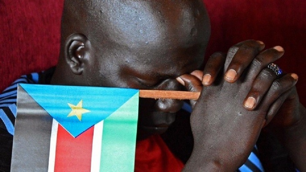 شاب جنوب سوداني يحمل علم بلاده