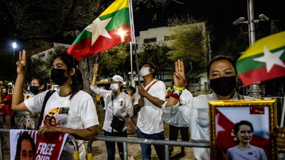 متظاهرون يطالبون بالإفراج عن رئيسة الوزراء السابقة في ميانمار ـ أرشيف