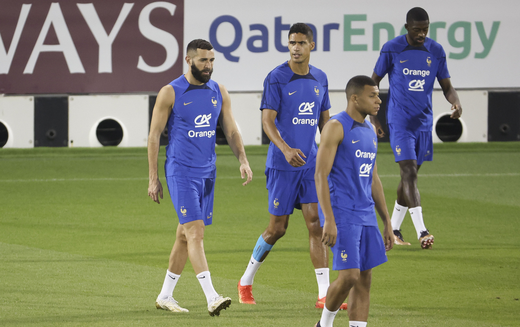 تصفية حسابات بين بنزيما ونجوم فرنسا