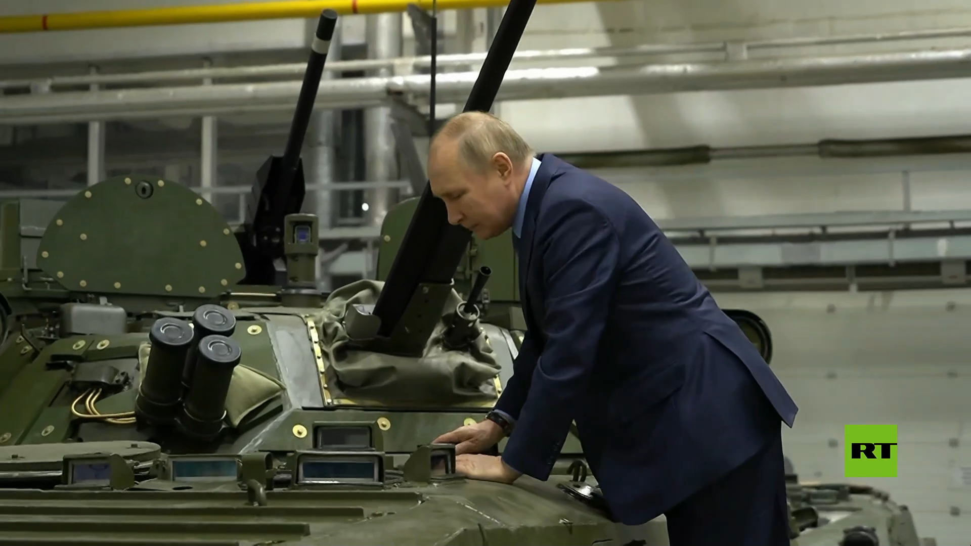 بوتين يتفقد دبابات وعربات مدرعة في إطار زيارته إلى مقاطعة تولا