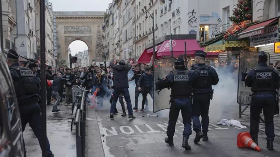 الشرطة الفرنسية تفض مظاهرة الأكراد في ساحة الباستيل بباريس (فيديو)