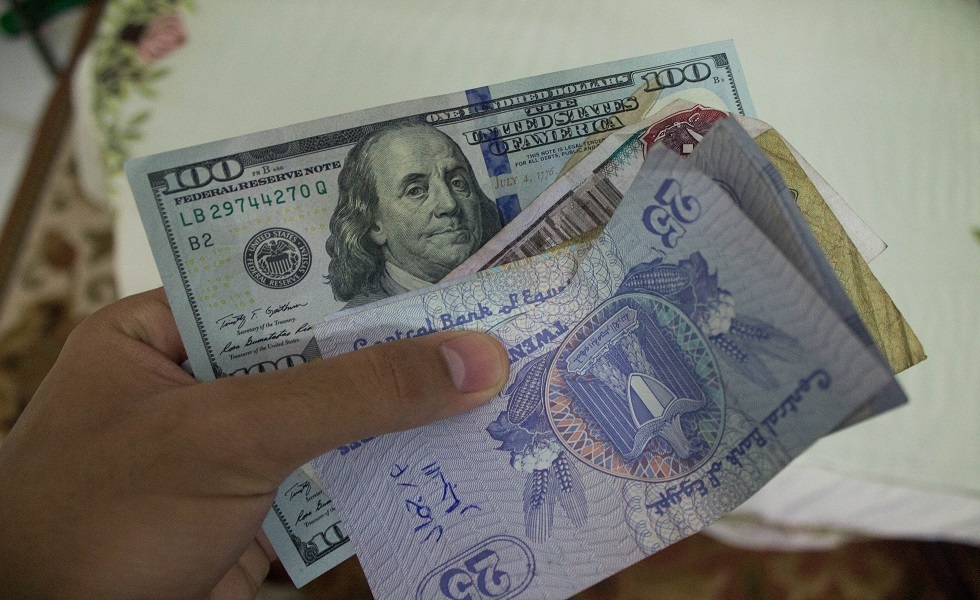 المركزي المصري يوجّه باستثناء فئات من قرارات توفير العملة الأجنبية للعملاء خارج البلاد