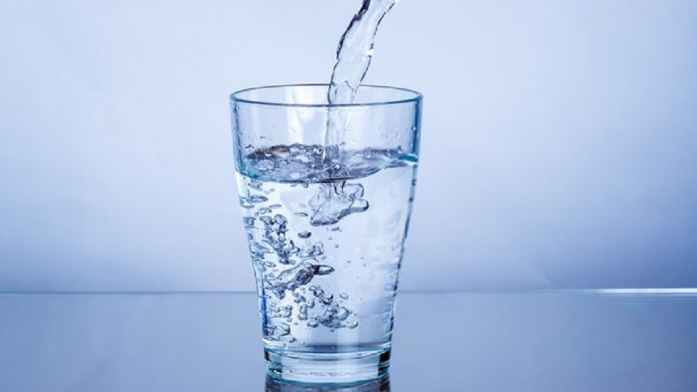خبيرة تغذية تكشف فوائد كأس الماء 