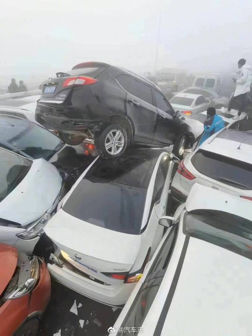 اصطدام أكثر من 200 سيارة في حادث سير في الصين بسبب الضباب (فيديو+صور)