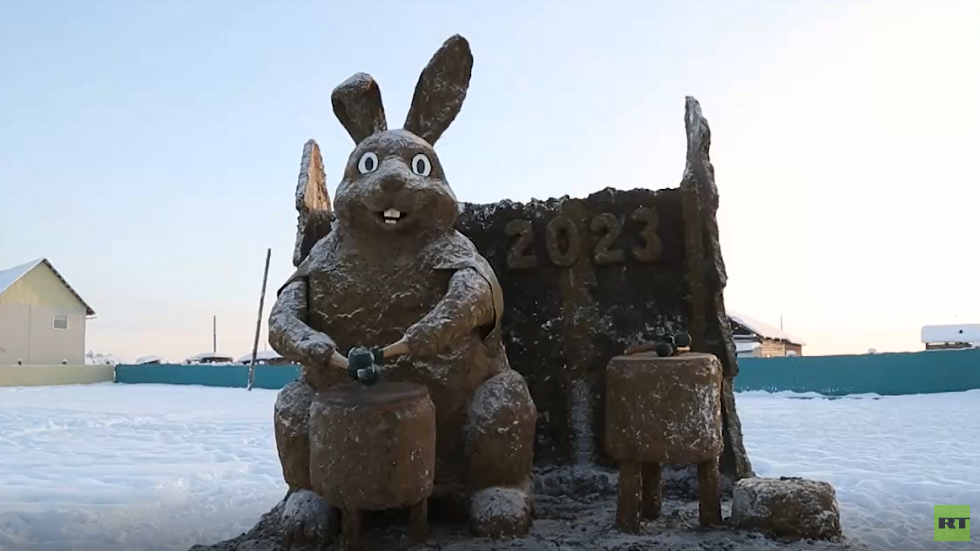 نحات روسي يصنع تمثالا كبيرا على هيئة أرنب من روث الأبقار!(فيديو)