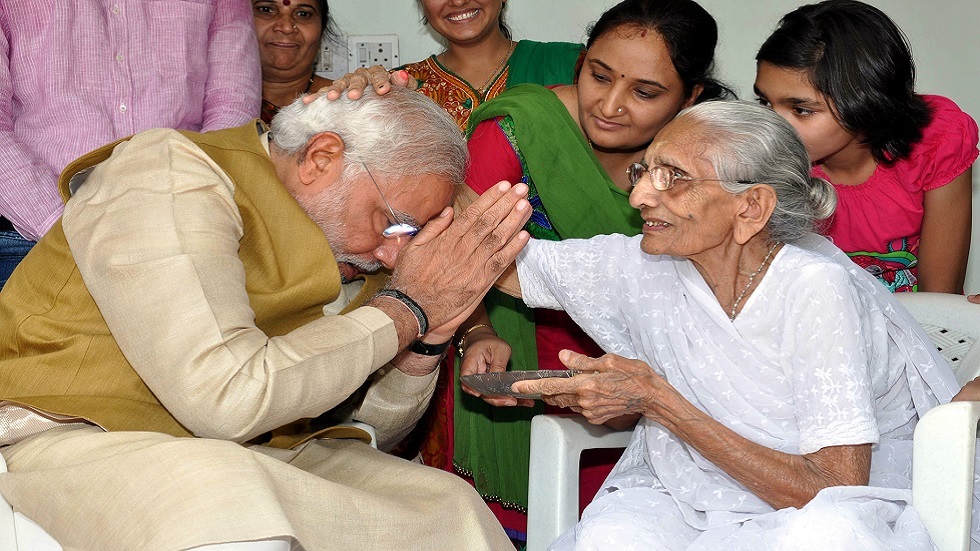 رئيس وزراء الهند يودع والدته بعد وفاتها عن عمر ناهز 100 عام (صور + فيديو)