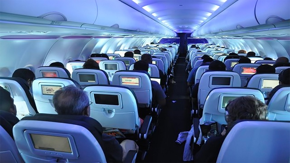 مضيفة طيران تكشف أخطر الأشياء على الركاب في الطائرة