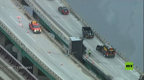 بالفيديو.. شاحنة تخرج عن طريقها وتتدلى من جسر في طريق إنديانا السريع