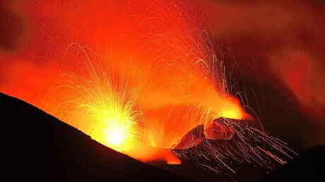 خبير روسي يوضح حيثيات ثوران بركان سترومبولي في جنوب إيطاليا