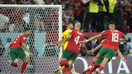 لقطة للاعبي المغرب بعد فوزهم على إسبانيا تشعل مواقع التواصل (فيديو وصور)