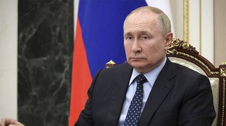 بوتين مربتا على كتف أحد أبطال روسيا: كن هادئا !.. كلنا هنا أهلك (فيديو)