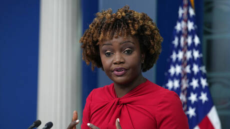 صحفي أمريكي يتهم المتحدثة باسم البيت الأبيض بالتمييز: هي مهاجرة سوداء وأنا أيضا