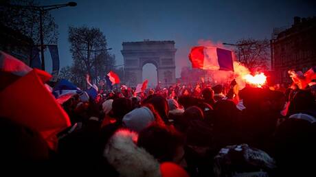 الشرطة الفرنسية تطلق الغاز المسيل للدموع على مشجعين غاضبين وسط باريس (صور)
