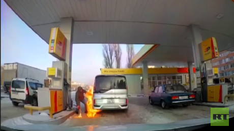 بالفيديو.. رجل يحاول إنارة خزان البنزين لسيارته بولاعة