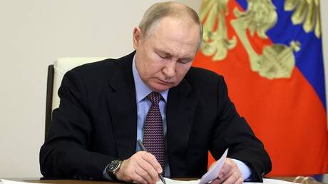 بوتين يوقع قانونا يمنع تقديم خدمات 