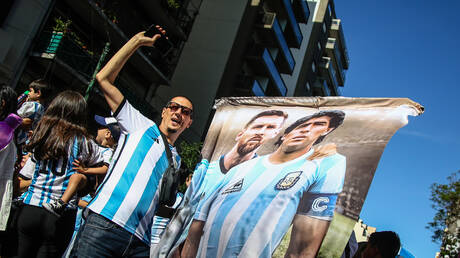 شاهد ميسي يرفع كأس العالم على أرض بلاده.. واحتفالات جماهيرية ضخمة في بوينس آيرس