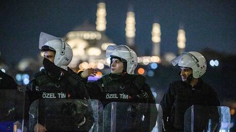 شرطي تركي يصفع الرئيس المشارك لحزب الشعوب الديمقراطي في اسطنبول (فيديو)