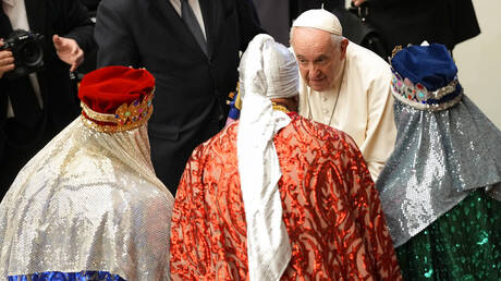 البابا فرانسيس يحذر موظفي الفاتيكان من وجود 